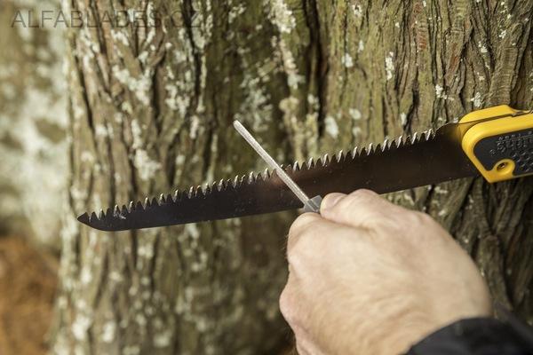 SMITH'S SHARPENERS Folding Limb Saw