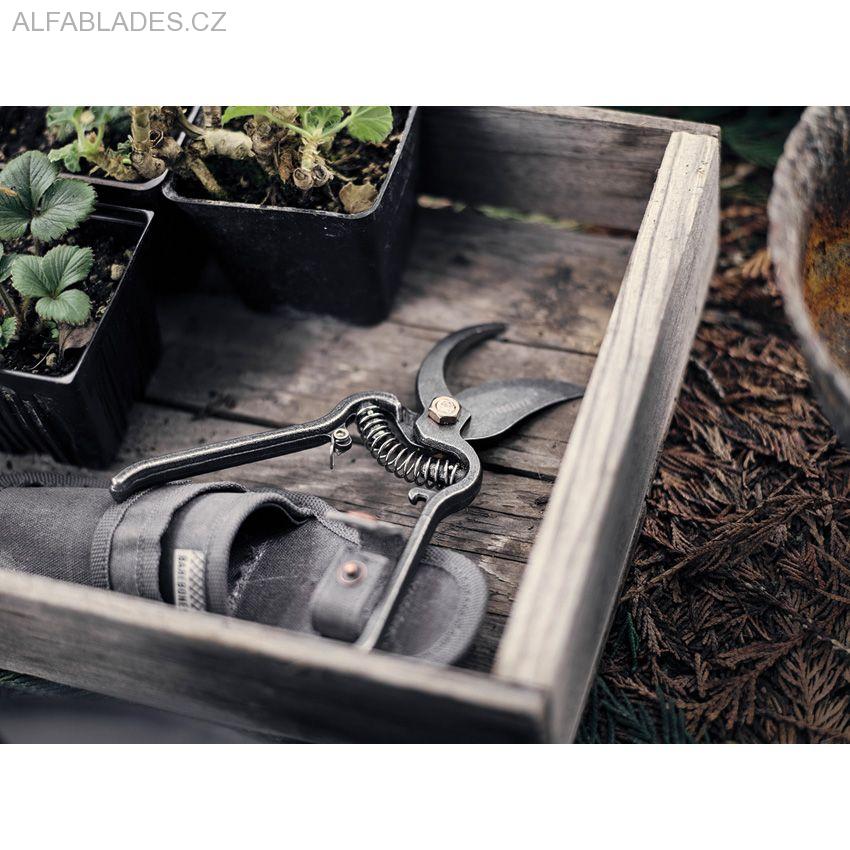 BAREBONES LIVING Pruner & Sheath